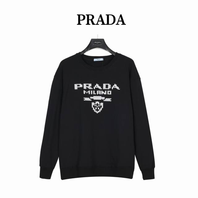 Prada 普拉达 马赛克徽标刺绣棉质圆领卫衣 面料精选100%优质400G纯棉毛圈材质，柔软亲肤， 颜色是最最经典的黑白设计，真的很耐看， 胸前马赛克徽标绳绣