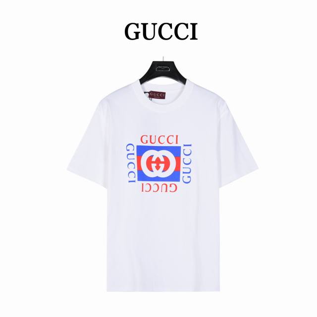 Gucci 古驰 24Ss Gucci互扣式双g印花短袖t恤 这款单品出自gucci Lido系列，设计灵感源自意大利海岸的夏日风情和海滩俱乐部。 早秋系列以现