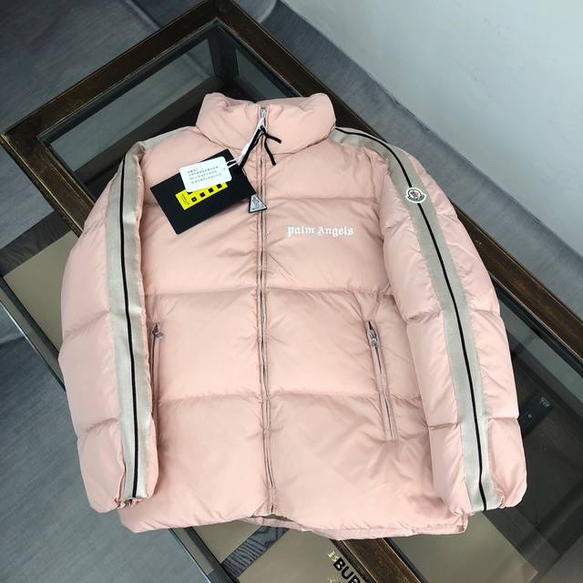 Moncler X Palm Angels 2024蒙口羽绒服 联名 两侧手臂彩条、手臂饰有经典的毛毡袖标logo、男女同款原版防伪二维码 内里填充90白鸭绒