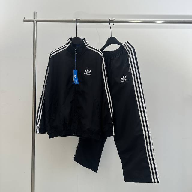 上衣 裤子 三叶草经典款套装发售 Adidas 三叶草fw秋季新款 阿迪达斯经典款拉链运动套装 面料为环保再生尼龙面料，两侧拼接条纹织带，织带密度同步zp，细节