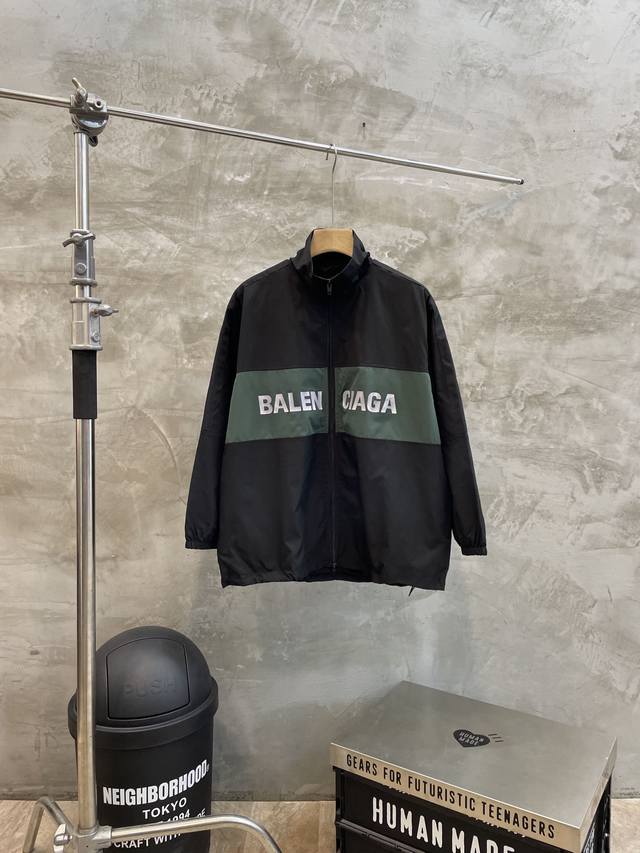 款号#S467 巴黎世家 Balenciaga Blcg 22Ss灰黑拼接标语拼接防风防晒冲锋衣 外套夹克 采用定制格纹防风牛津面料 防泼水处理 拼接对位 内里