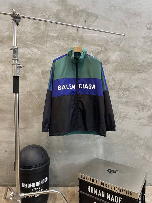 款号#S466 巴黎世家 Balenciaga Blcg 22Ss灰黑拼接标语拼接防风防晒冲锋衣 外套夹克 采用定制格纹防风牛津面料 防泼水处理 拼接对位 内里