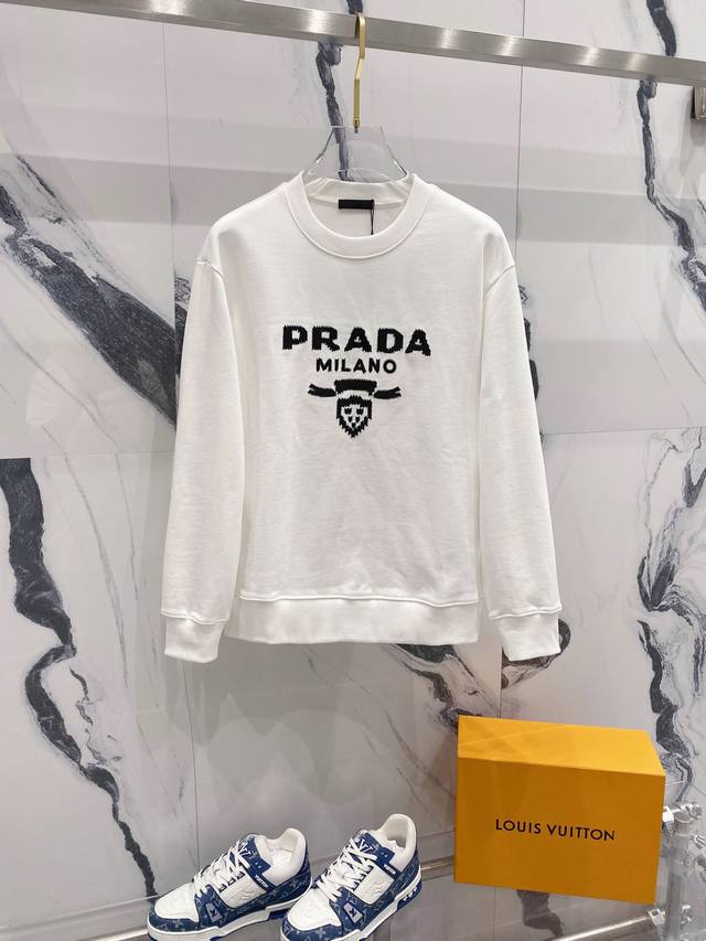 Dw Prada 普拉达 高品质 圆领新款卫衣 经典三角标贴牌 字母红胶条工艺 纯原品质 原版面料 官方同款 同缸染面料 手感非常舒服 百搭超级百搭好看 男女都