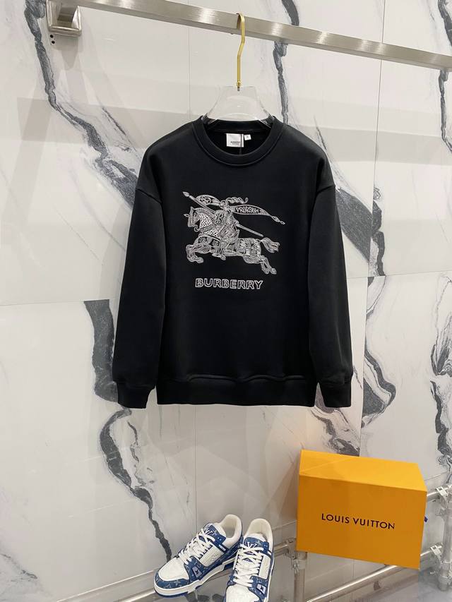 Dw Burberry 巴宝莉2024秋季圆领新款卫衣 经典战马字母刺绣logo标识 原版面料 官方同款 400克 同缸染面料 手感非常舒服 超级百搭好看 个性