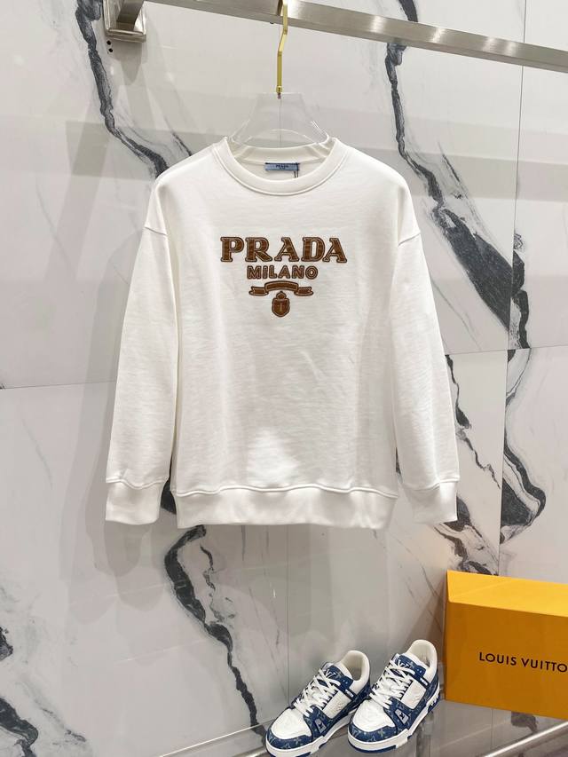 Dw Prada 普拉达 2024秋季圆领新款卫衣 经典定制贴皮字母logo 原版面料 官方同款 400克 同缸染面料 手感非常舒服 超级百搭好看 个性复古气质