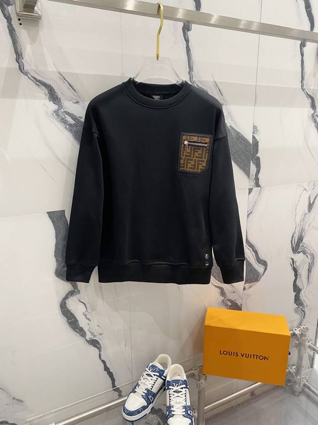 Dw Fendi 芬迪 2024秋季圆领新款卫衣 经典ff拉链贴皮口袋 原版面料 官方同款 400克 同缸染面料 手感非常舒服 超级百搭好看 个性复古气质 男女