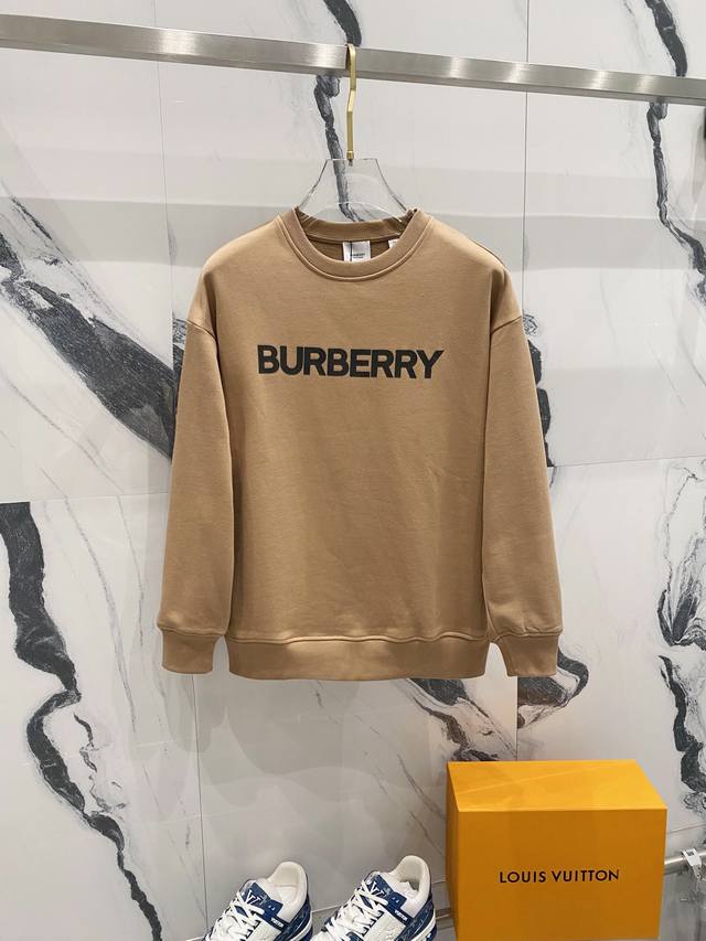 Dw Burberry 巴宝莉2024秋季圆领新款卫衣 经典硅胶字母微标logo标识 原版面料 官方同款 400克 同缸染面料 手感非常舒服 超级百搭好看 个性