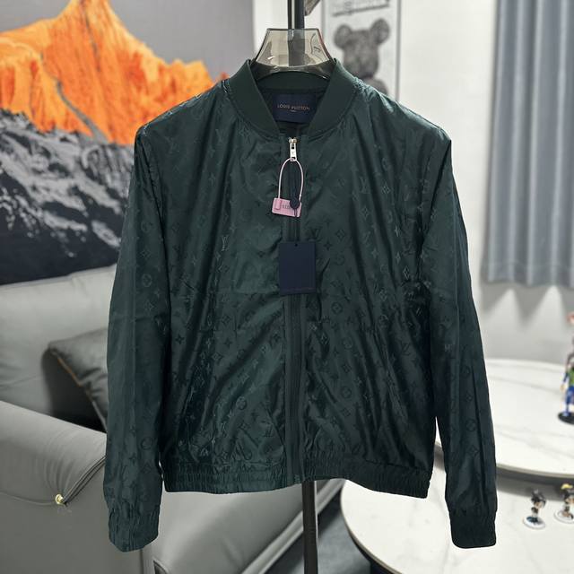 Lv 路易威登24Ss ！ 立领束腰夹克棒球服外套！一件顶两件绝对值得收藏！ 版型适合人群广轻商务人士皆可、手感非常舒服 超级百搭好看的一款、非市场普通版本 随