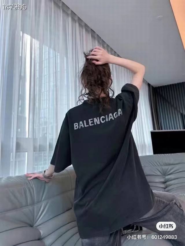 顶级过验版本balenciaga后背烫钻logo基础字母纯棉宽松男女情侣同款潮牌高端短袖t恤 巴黎的简约之神，众多明星追捧的一卷。Lisa最喜欢的一款巴黎基础短