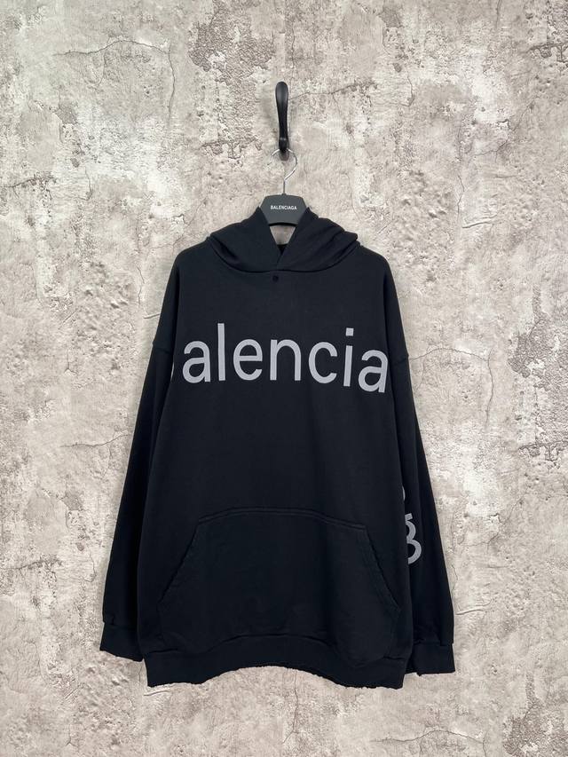 Balenciaga巴黎世家 网址刺绣做破水洗连帽帽衫卫衣 黑色 男女同款 尺码表：Xs. S. M. L 刺绣：直线挺直，曲线圆顺；针迹整齐，边缘无参差现象；