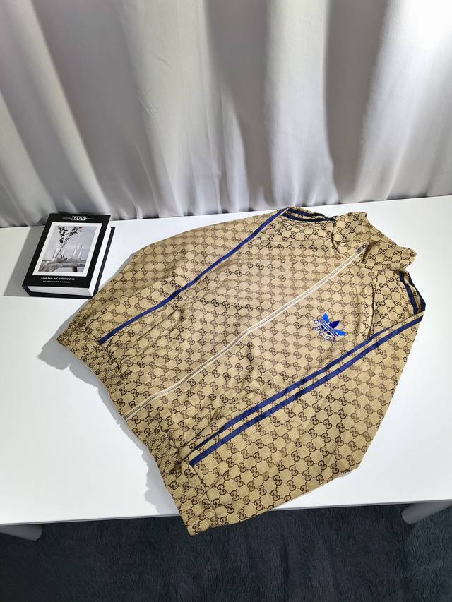 Gucci X Adidas，古驰联名阿迪达斯牛仔提花长裤，Gucci的高档衣物，Adidas的运动用品，都有着服饰领域的同质化属性。而此次gucci和adid