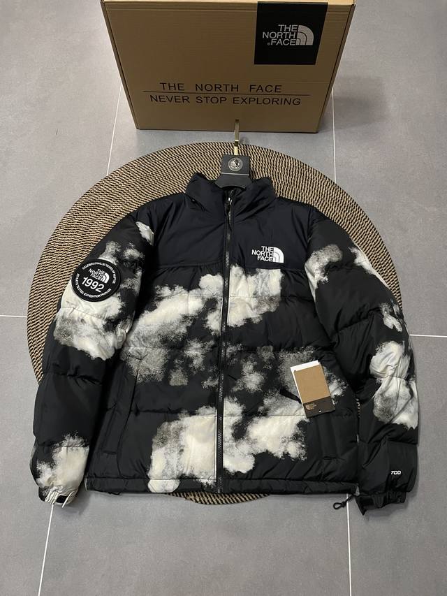 The North Face｜1992周柏豪同款 30周年限定美版 白云 1992是五格比1996是四格相比下1992衣长也较长，1992为限定款袖子多30周年