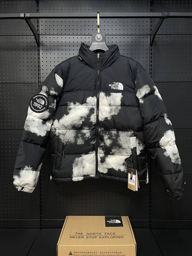 The North Face｜1992周柏豪同款 30周年限定美版 白云 1992是五格比1996是四格相比下1992衣长也较长，1992为限定款袖子多30周年