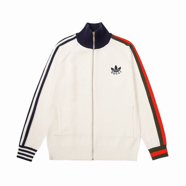 Adidasx Gucci联名系列拉链外套夹克 Adidas和gucci大胆探索联名系列，织带和gg字母交织图案巧妙搭配白色三条纹和三叶草徽标。该系列灵感源自创