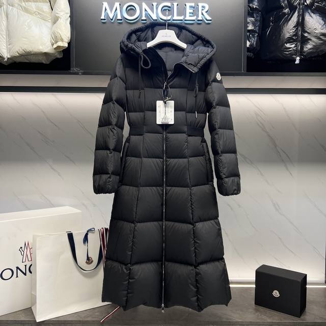 特级羽绒moncler 冬季新品 Faucon长款女士 特级鹅绒填充,吊牌条码款号对应官网一致,吊牌内置nfc电感防伪,此款填充技术在裙摆,超级费绒的一款 在逃