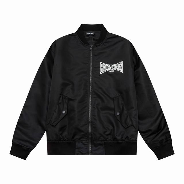 巴黎世家 24Ss 走秀款bomber 飞行夹克 今年非常的版型 Oversize 穿法 Re-Nylon再生尼龙面料 耐磨耐刮 挺括有质感 定制高密度螺纹 内