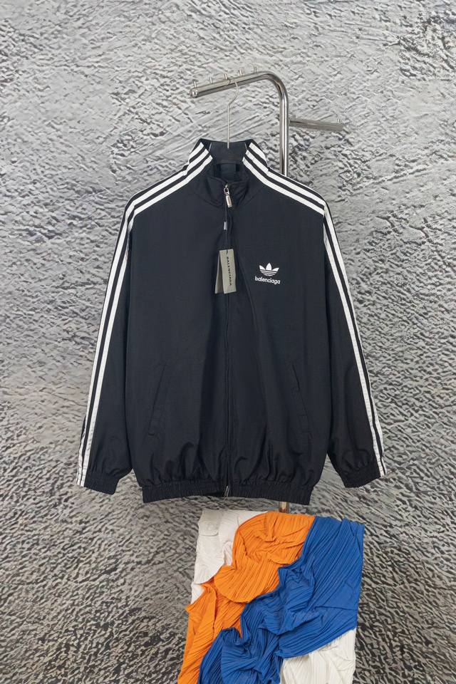 款号：Y807 Balenciaga巴黎世家adidas 阿迪三叶草联名外套 宽松运动休闲百搭外套 Adidasxbalenciaga合作系列正式公布 最值得期