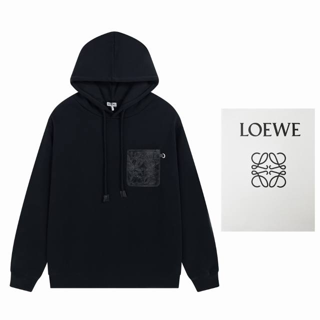 新款上新 罗意威 Loewe 秋季新款，罗意威经典皮牌连帽卫衣。定制双纱紧密全棉卫衣面料 克重420克，炒鸡百搭，各路潮人的醉爱，男女都可以穿， 随便配效果都赞