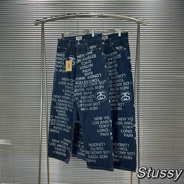 款号：6129-顶级版本 Stussy 斯图西ss24 Drop30 麂皮徽标刺绣丝网印花牛仔裤 Stüssy 的作品深受冲浪文化和沙滩服饰的影响，并在之后成为