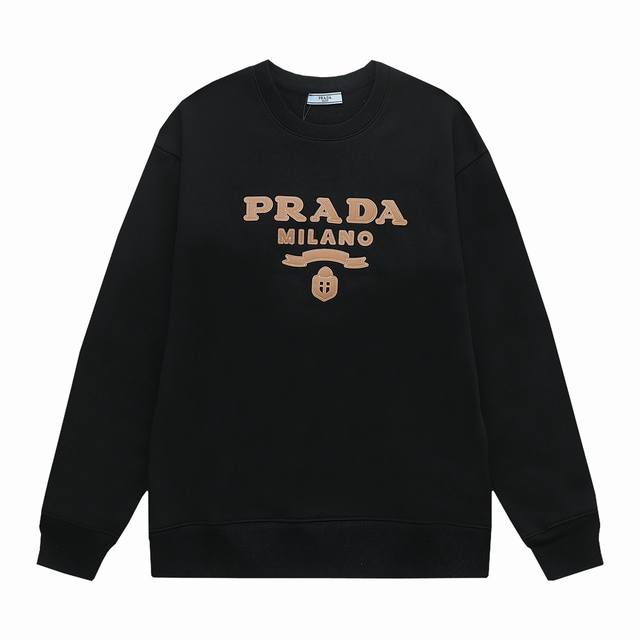 新款上新 Prada 普拉达 最新经典logo贴皮绣 升级，灵感源自八十年代复古 原版面料 官方同款 圆领卫衣 定制 同缸染面料 手感非常舒服 春夏最新砖柜同步