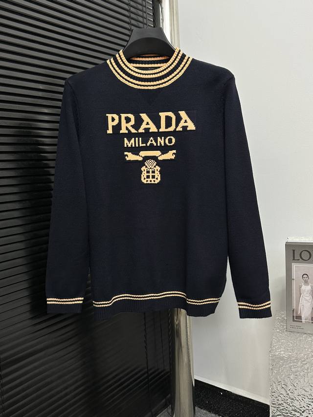 Prada 普拉达 经典三角logo字母圆领羊毛针织毛衣 字母logo嵌花设计低调奢华，经典版型百搭时髦！不挑人上身显瘦又高级！强烈推荐必入单品！完美做工品质看