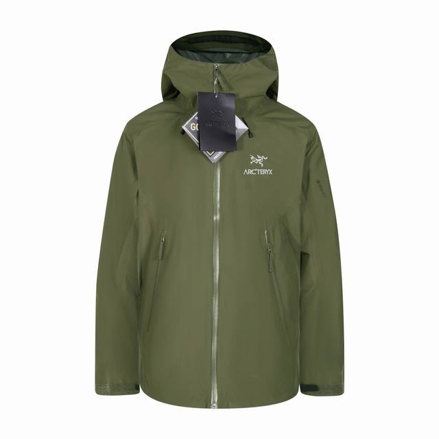 顶级热封压胶版本 Arcteryx 始祖轻量防水透气连帽三层压胶冲锋衣 新品顶级面料！Gore-Tex，指定客供面料，腋下开口的通风设计，有效散热排汗，非常实用