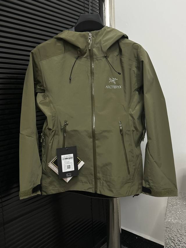 顶级热封压胶版本 Arcteryx 始祖轻量防水透气连帽三层压胶冲锋衣 新品顶级面料！Gore-Tex，指定客供面料，腋下开口的通风设计，有效散热排汗，非常实用