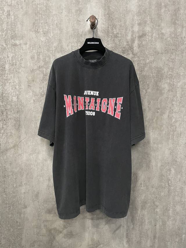 Balenciaga 巴黎世家 24Ss 贴布刺绣字母短袖 9块字母贴布刺绣+破卡定染色织面料 百灵达重工刺绣采用重工洗水工艺 这款t恤呈现出独特的质感与色彩