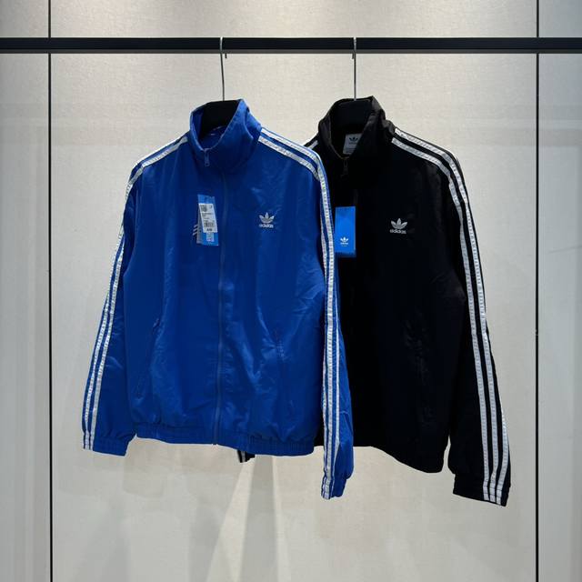 2377# 三叶草经典款 Adidas阿迪达斯 三叶草 初秋爆款 重工刺绣 三道杠秋季薄款夹克外套 重工刺绣 顶级版本 袖子可拆卸 搭配卫衣穿搭 #全文实拍绝不