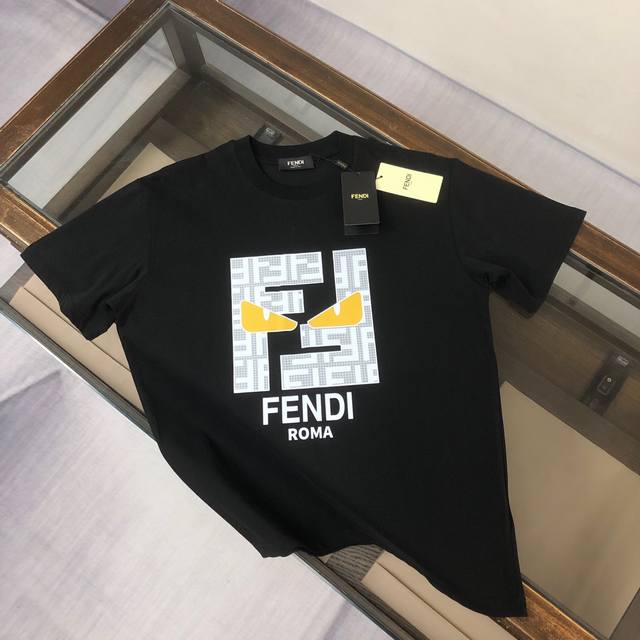 Fendi 芬迪 2024最新款情侣款圆领短袖 情侣t恤 春夏新品 高品质 时尚百搭潮款 定制进口面料 ！穿着舒适 透气 时尚不失个性 上身休闲随性 帅气有型