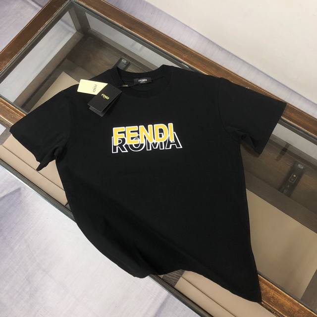 Fendi 芬迪 2024最新款情侣款圆领短袖 情侣t恤 春夏新品 高品质 时尚百搭潮款 定制进口面料 ！立体重影字母logo印花工艺！穿着舒适 透气 时尚不失