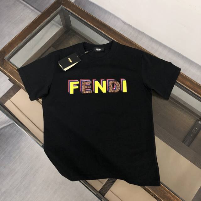 Fendi 芬迪 2024新款上市 专柜系列纯棉t恤！全新设计灵感，极具时尚代表性！精致logo设计！手感舒适透气！绝非一般的yy之作！极为时尚耐看有腔调，上身