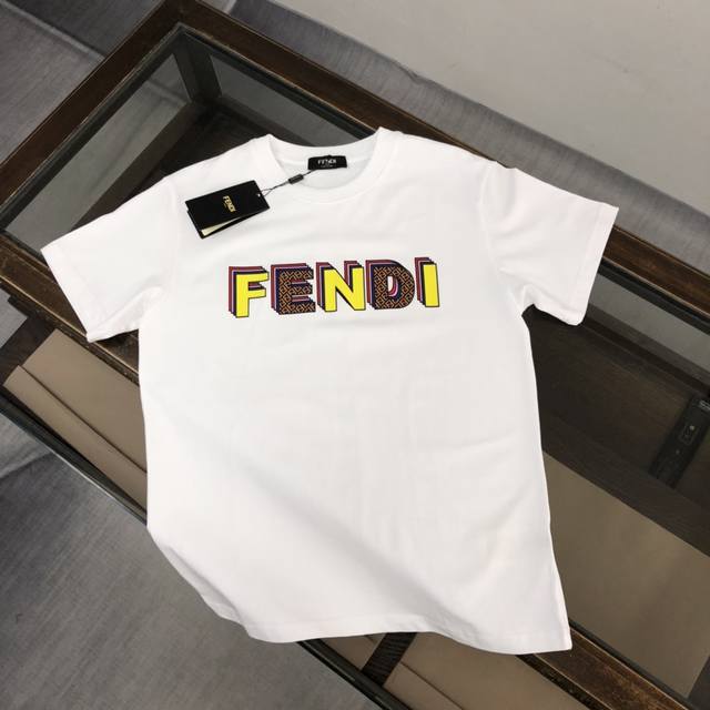 Fendi 芬迪 2024新款上市 专柜系列纯棉t恤！全新设计灵感，极具时尚代表性！精致logo设计！手感舒适透气！绝非一般的yy之作！极为时尚耐看有腔调，上身