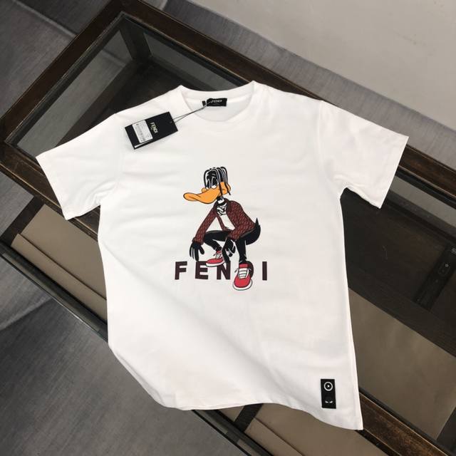 纯棉水洗不变形 Fendi 芬迪 2024新款上市 专柜系列纯棉t恤！260克定制棉，面料柔软舒适，全新设计灵感，极具时尚代表性！精致印花logo设计！手感舒适