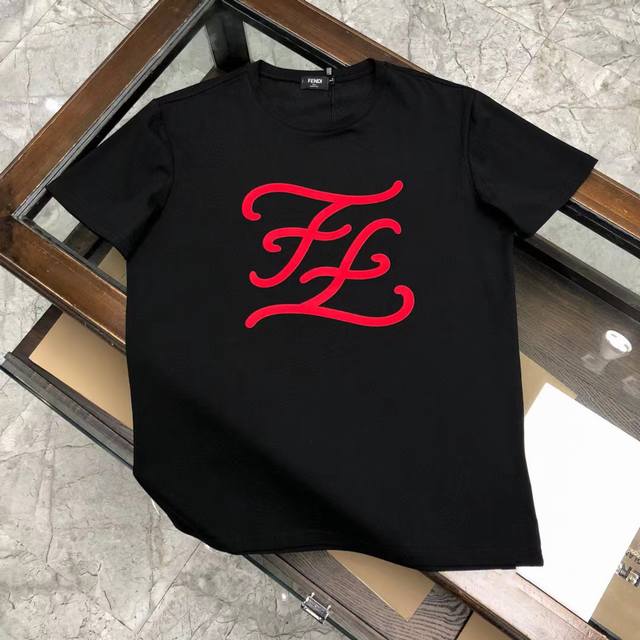 Fendi 芬迪 2024官网新品！！标志主题设计，呈现不同时尚感，上身时尚而大气非凡，修身的剪 裁，满足通勤人们对于着装的简约需求，上身效果很好，显瘦，不挑剔