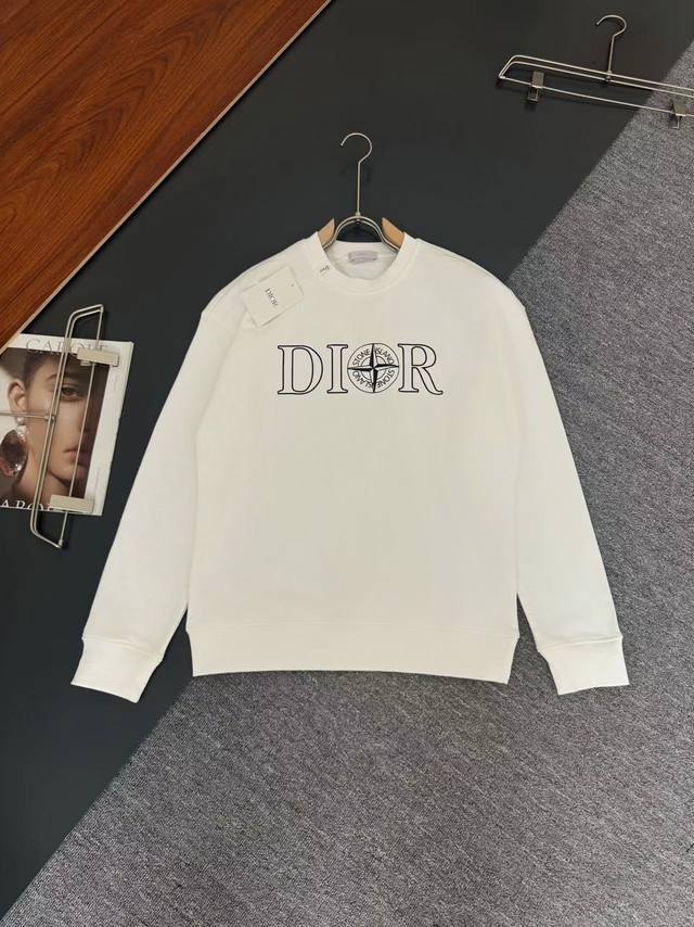 Dior *迪奥*Cd秋冬最新款圆领时尚长袖卫衣，印花工艺logo设计，400克纯棉面料！贴肤舒适，耐看又好穿，原厂工艺一丝不苟，休闲百搭必备款 码数 S M