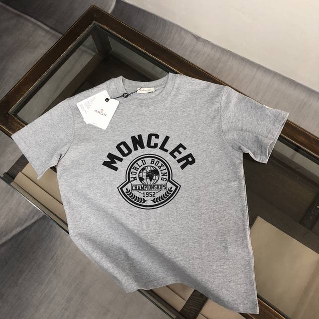 Moncler 蒙口 24最新款情侣款短袖t恤～特色代表性品牌印花设计～面料上身舒适透气，不僵硬，修身的剪裁，采用高定定制纯棉面料！上身舒适有型，内搭单穿都完全