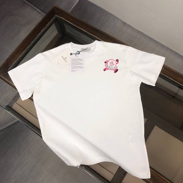 Moncler 蒙口 24最新款情侣款短袖t恤～特色品牌印花设计～面料上身舒适透气，不僵硬，修身的剪裁，采用高定定制纯棉面料！上身舒适有型，内搭单穿都完全没问题