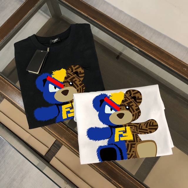 芬迪 Fendi ：品牌潮流logo印花短袖t恤。定制顶级50支双股精梳棉面料 上身极致舒适透气 ，标志性logo元素为单品增添设计感，营造出简约大气风格，上身