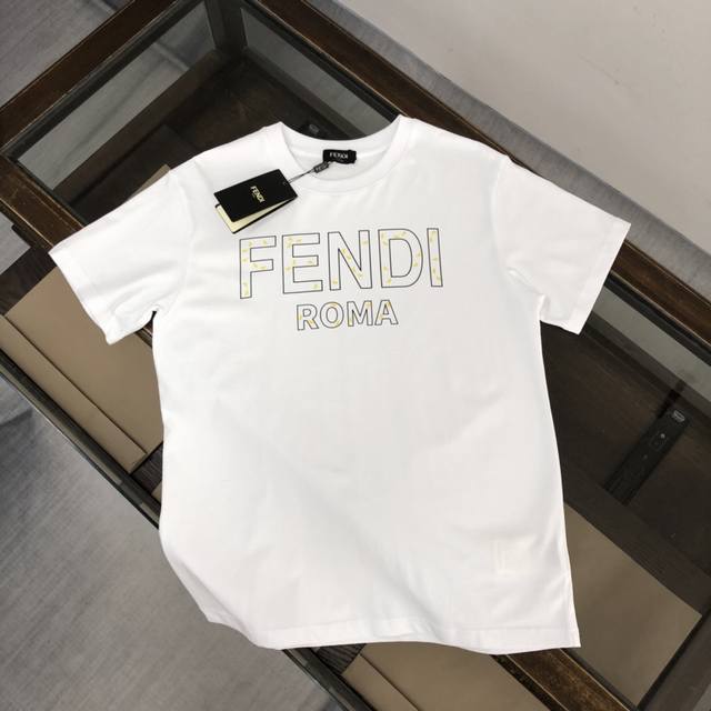 Fendi 芬迪 2024新款上市 专柜系列纯棉t恤！全新设计灵感，极具时尚代表性！精致logo设计！手感舒适透气！绝非一般的yy之作！极为时尚耐看有腔调，上身