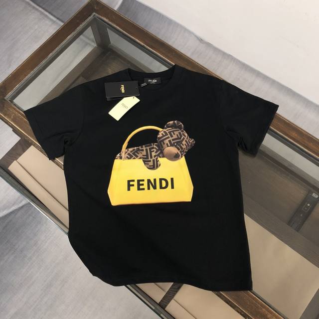 Fendi 芬迪 2024新款上市 专柜系列纯棉t恤！全新设计灵感，极具时尚代表性！精致logo设计！手感舒适透气！绝非一般的yy之作！极为时尚耐看有腔调，上身