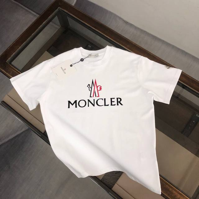 Moncler 蒙口 24最新款情侣款短袖t恤～品牌新元素字母印花设计～面料上身舒适透气，不僵硬，修身的剪裁，采用高定定制纯棉面料！上身舒适有型，内搭单穿都完全 - 点击图像关闭