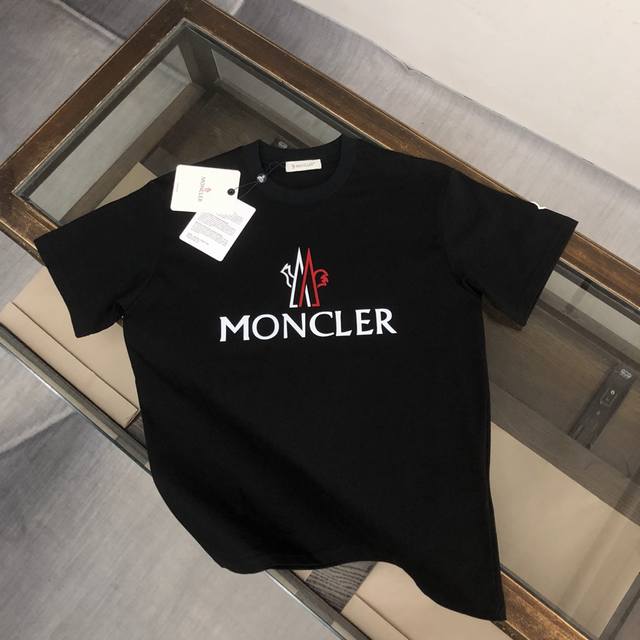 Moncler 蒙口 24最新款情侣款短袖t恤～品牌新元素字母印花设计～面料上身舒适透气，不僵硬，修身的剪裁，采用高定定制纯棉面料！上身舒适有型，内搭单穿都完全