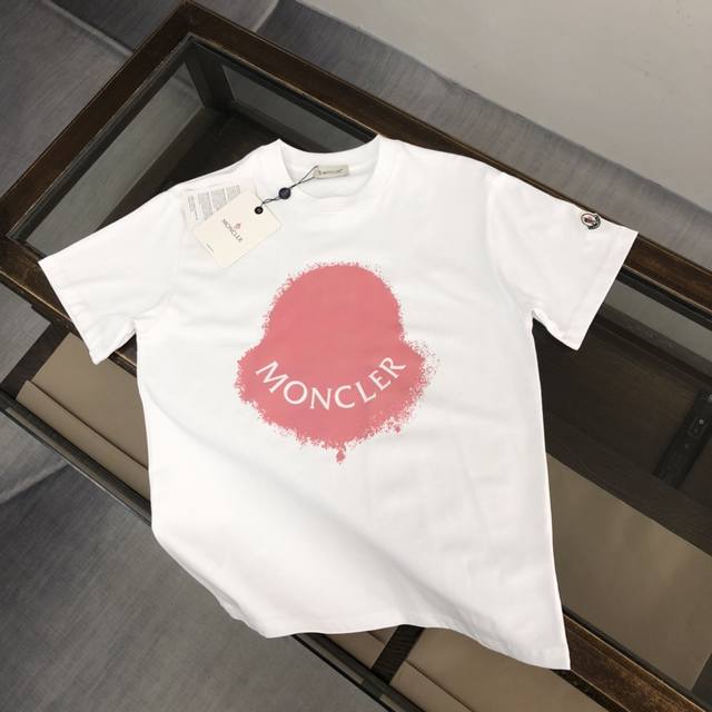 Moncler 蒙口2024夏季新款短袖t恤，胸口字母由印花设计+侧袖品牌徽标章仔点缀，该款t恤是moncler纯粹个性与功能性的结晶，专为打造休闲造型而设，适