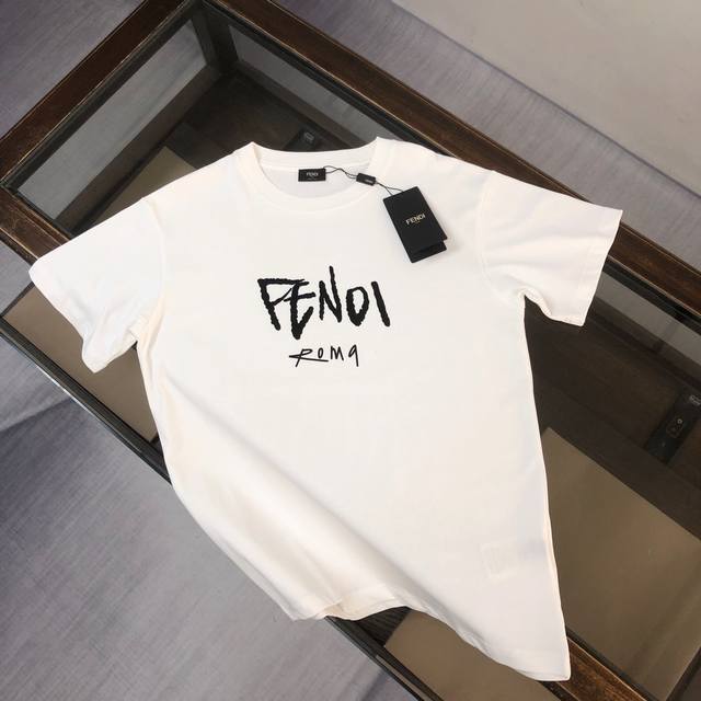 Fendi 芬迪 2024春夏全新系列单品上线，非常时髦前卫的一款男女同款短袖t恤，标识logo图案采用发泡胶印！区别于以往的不同，宣示品牌传承多年的设计理念！