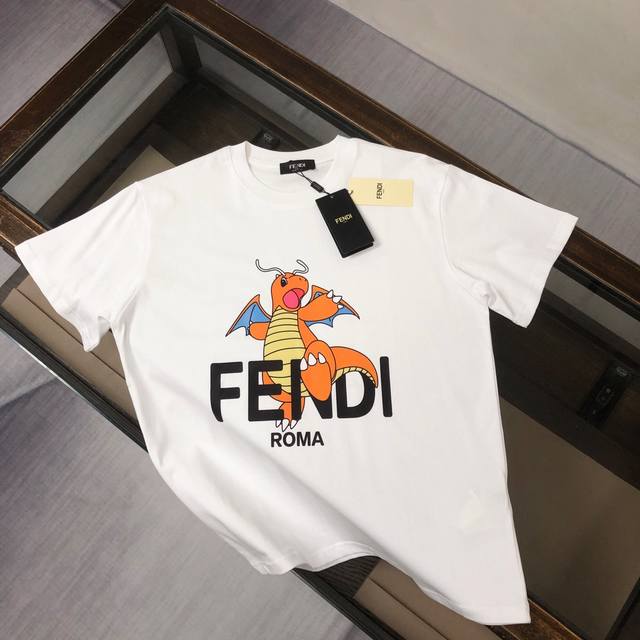 Fendi 芬迪 24春夏最新款卡通印花短袖圆领t恤～款式相当的青春活力，朝气澎湃！定制纯棉面料，极为亲肤舒适， 摸上去手感非常的柔软，质感很好，做工细致。完美