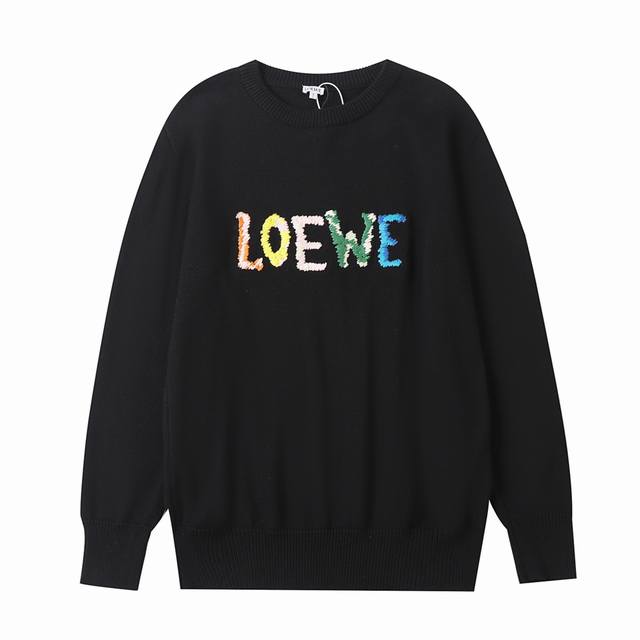 Loewe 24秋冬新款套头毛 采用48支羊毛混纺，针插针刺绣工艺以其粗犷的线材、独特的针法和表现力强的特点。选用不同长度的长针，通过跳跃的针法表现出生动的仿生