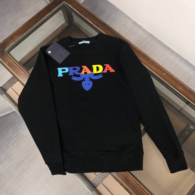 Prada 普拉达 2024秋冬新款卫衣，潮流不过时经典款，进口数码印花图案，定制卫衣毛圈420克面料，厚实挺阔有有形，细节无可挑剔，上身版型超赞！时下流行微阔