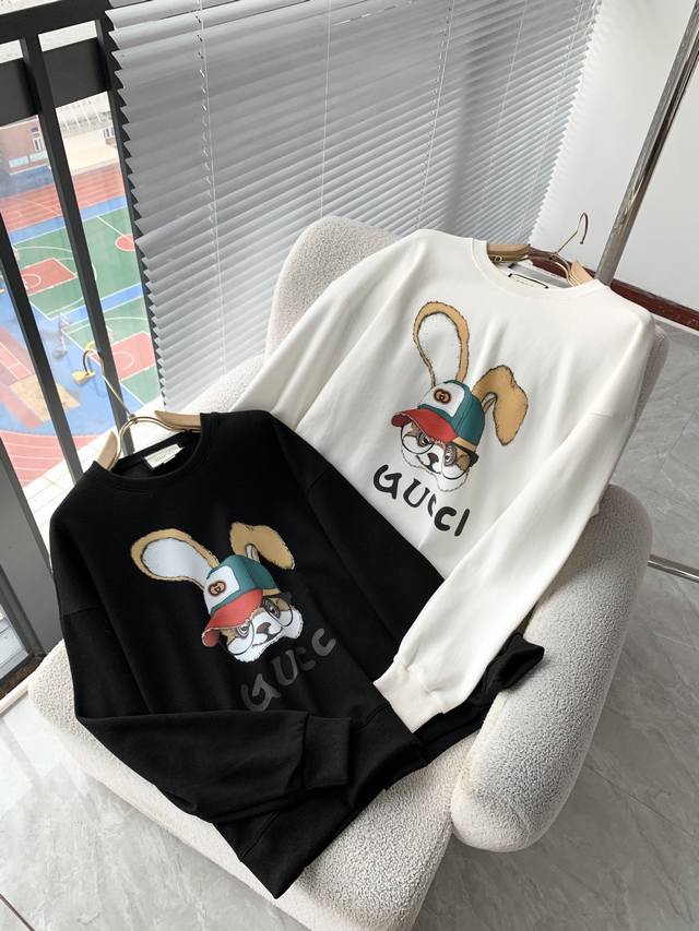 Gucci 2024秋冬全新系列单品上线，非常时髦前卫的一款男女同款长袖卫衣，，醒目的logo图案印花工艺修饰！区别于以往的不同，宣示品牌传承多年的设计理念！其