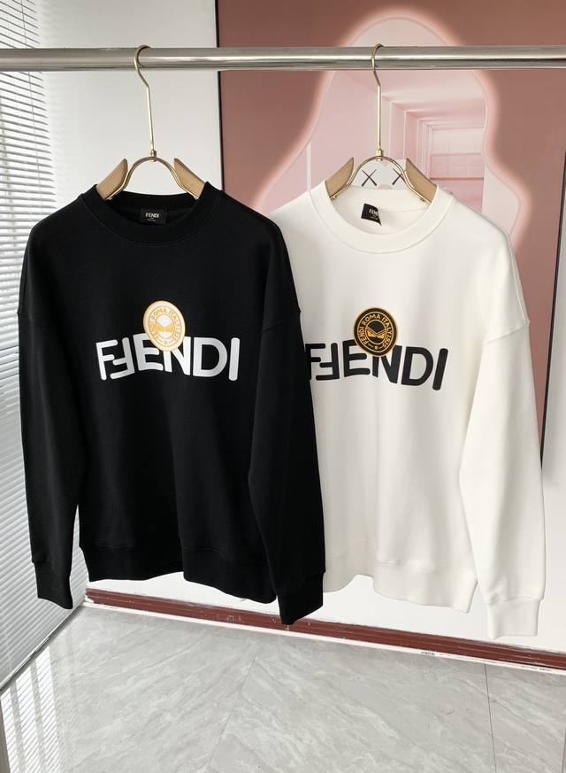 Fendi 2024秋冬全新系列单品上线，非常时髦前卫的一款男女同款长袖卫衣，，醒目的logo图案印花工艺修饰！区别于以往的不同，宣示品牌传承多年的设计理念！其